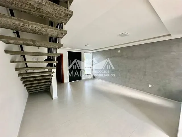 Sobrado 3 quartos e 3 banheiros, à venda, no bairro Forquilhas em São José