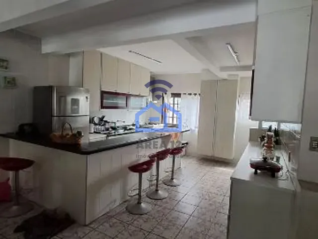 Sobrado 3 quartos e 2 banheiros, à venda, no bairro Sumaré em Caraguatatuba
