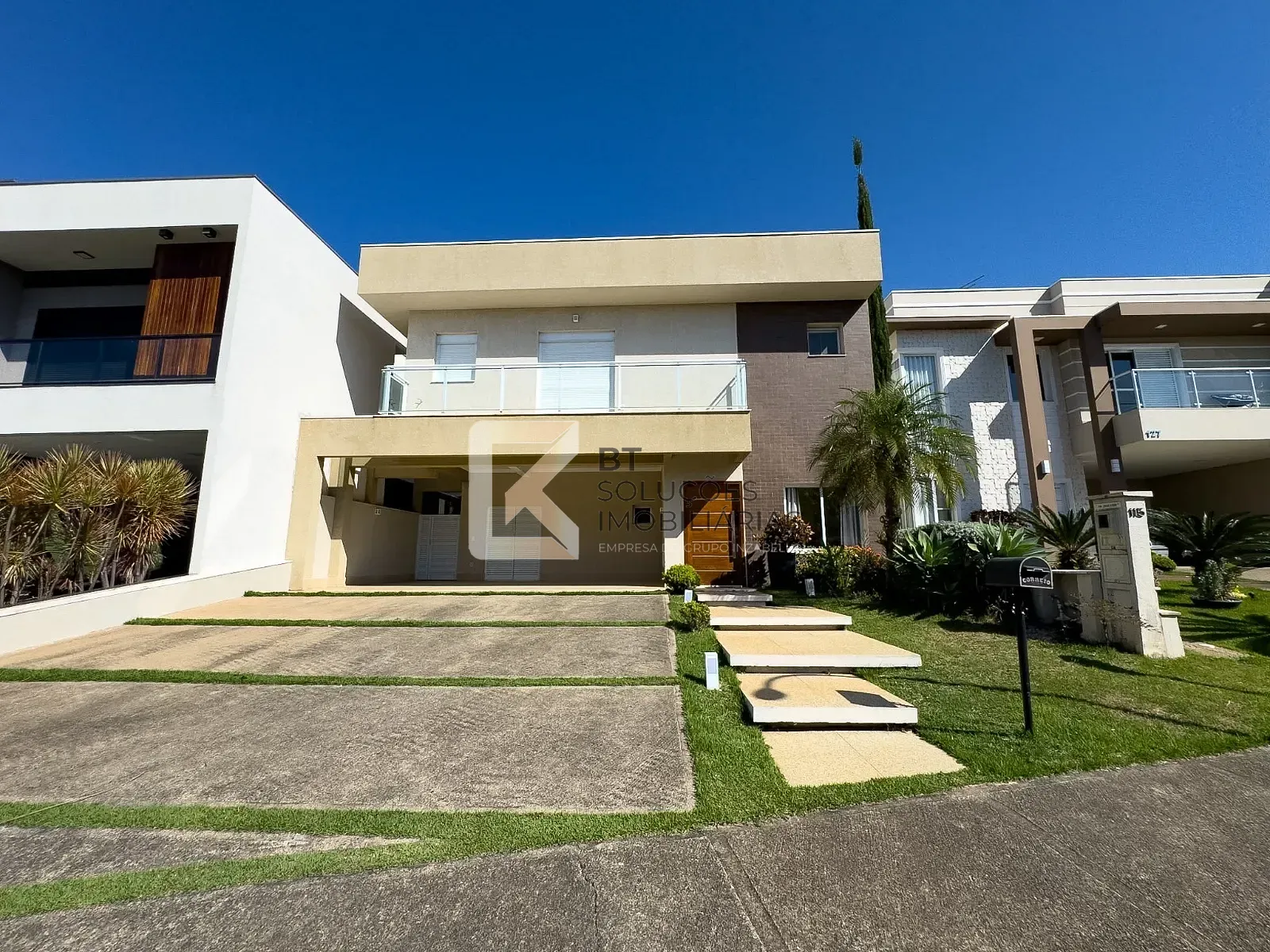 Sobrado, 3 quartos, 295 m² - Foto 1