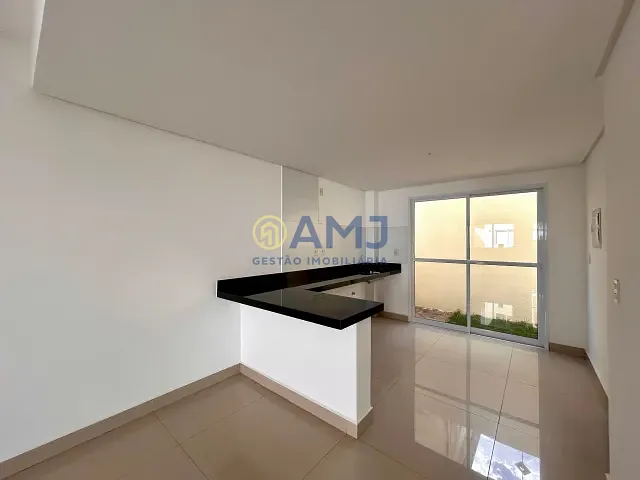 Sobrado 3 quartos e 3 banheiros, à venda, no bairro Jardim Imperial em Aparecida de Goiânia