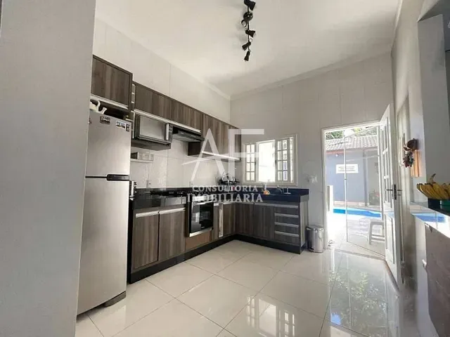 Sobrado com 250m² 3 quartos e 3 banheiros, à venda ou para alugar, no bairro Caminho Novo em Tremembé