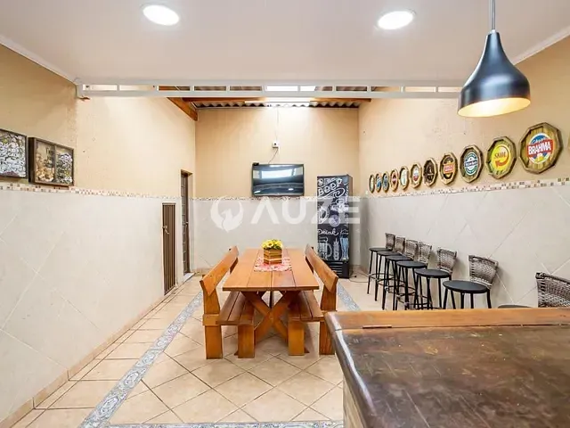 Sobrado com 211m² 5 quartos e 4 banheiros, à venda, no bairro Novo Mundo em Curitiba