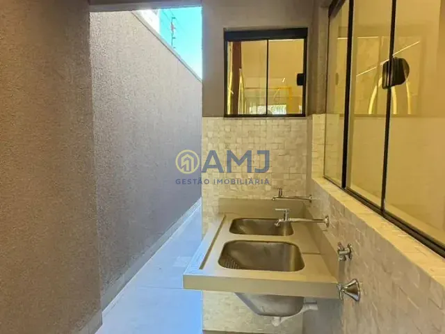 Sobrado com 284m² 4 quartos e 5 banheiros, à venda, no bairro Setor Jaó em Goiânia