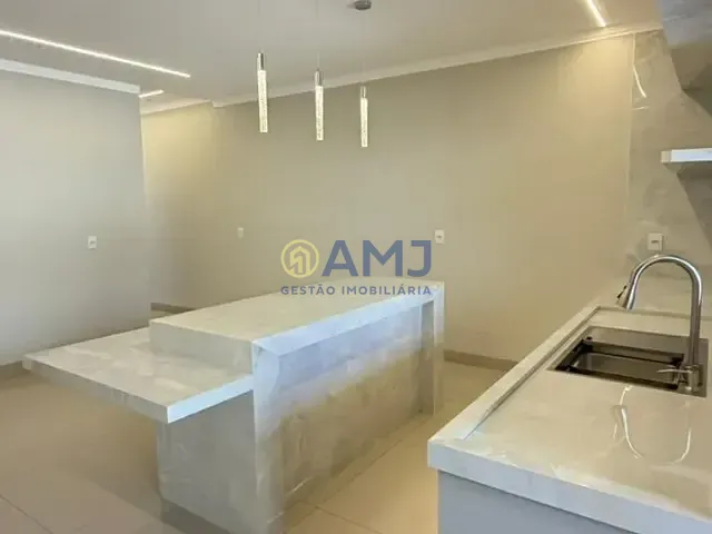 Sobrado com 284m² 4 quartos e 5 banheiros, à venda, no bairro Setor Jaó em Goiânia