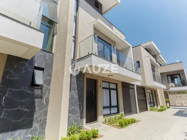 Sobrado com 200m² 3 quartos e 3 banheiros, à venda, no bairro Água Verde em Curitiba