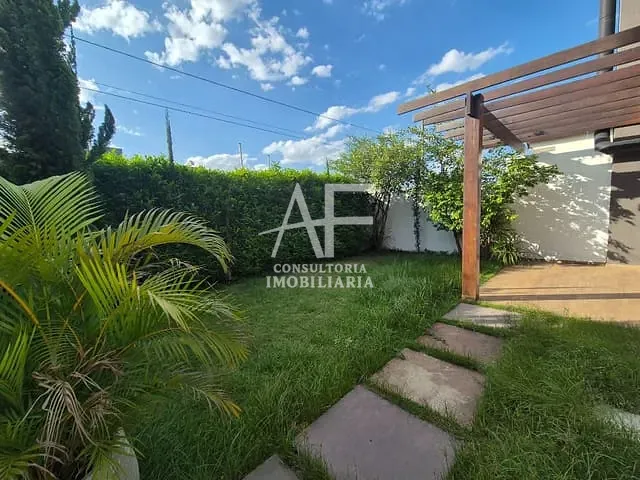 Sobrado com 250m² 4 quartos e 4 banheiros, à venda ou para alugar, no bairro Caminho Novo em Tremembé