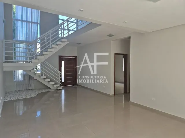 Sobrado com 250m² 4 quartos e 4 banheiros, à venda ou para alugar, no bairro Caminho Novo em Tremembé