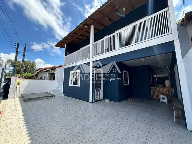 Sobrado 5 quartos e 2 banheiros, à venda, no bairro Madri em Palhoça