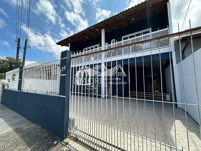 Sobrado 5 quartos e 2 banheiros, à venda, no bairro Madri em Palhoça