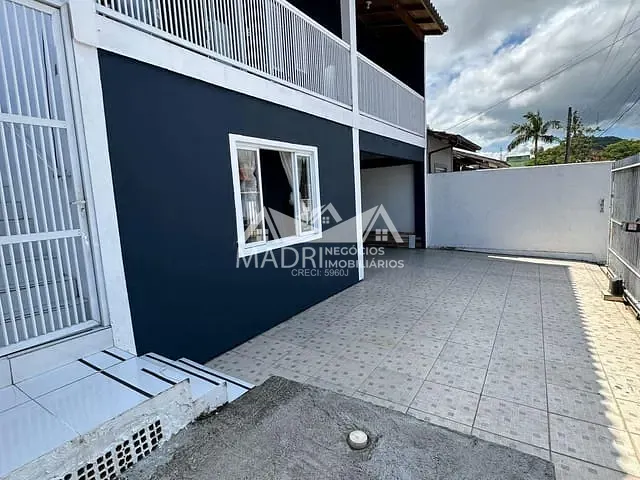 Sobrado 5 quartos e 2 banheiros, à venda, no bairro Madri em Palhoça