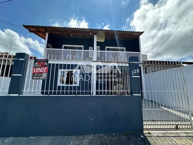 Sobrado 5 quartos e 2 banheiros, à venda, no bairro Madri em Palhoça