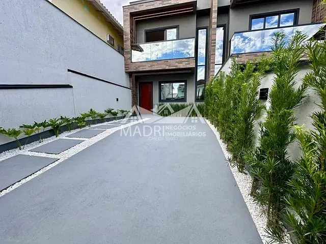 Sobrado 2 quartos e 3 banheiros, à venda, no bairro Madri em Palhoça