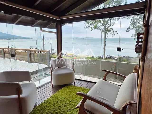 Sobrado 3 quartos e 1 banheiro, à venda, no bairro Praia de Fora em Palhoça