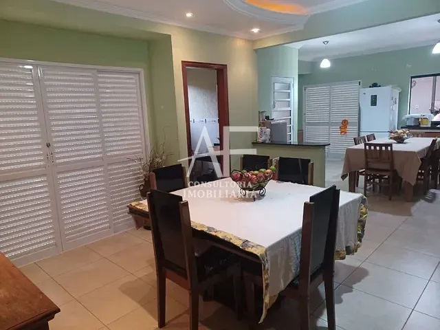 Sobrado com 188m², à venda, no bairro Vista Alegre em Taubaté