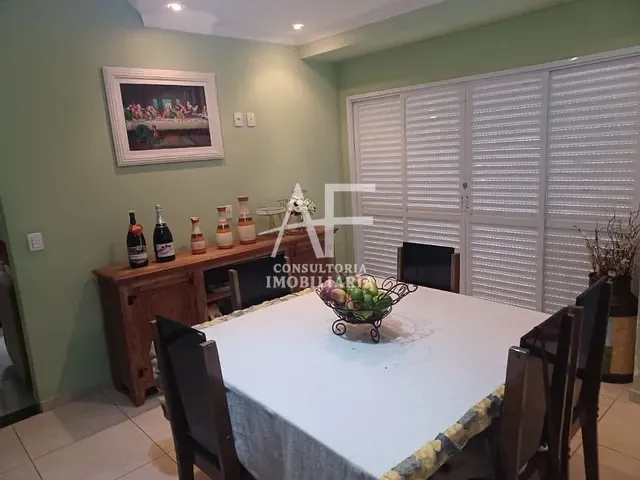 Sobrado com 188m², à venda, no bairro Vista Alegre em Taubaté