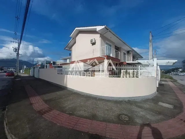 Sobrado com 160m² 2 quartos e 3 banheiros, para alugar, no bairro Nova Palhoça em Palhoça