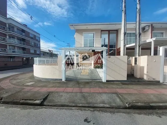 Sobrado com 160m² 2 quartos e 3 banheiros, para alugar, no bairro Nova Palhoça em Palhoça