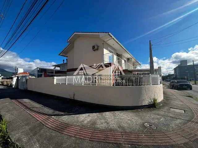 Sobrado com 160m² 2 quartos e 3 banheiros, para alugar, no bairro Nova Palhoça em Palhoça