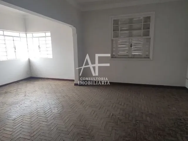 Sobrado com 280m² 4 quartos e 2 banheiros, à venda, no bairro Centro em Guaratinguetá