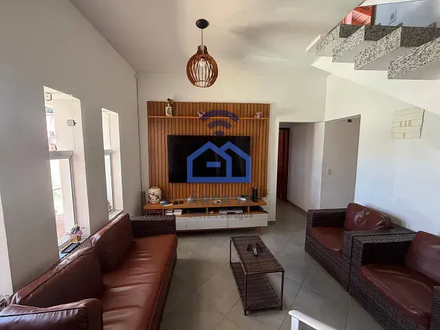 Sobrado com 402m² 5 quartos e 2 banheiros, à venda, no bairro Jardim Britânia em Caraguatatuba