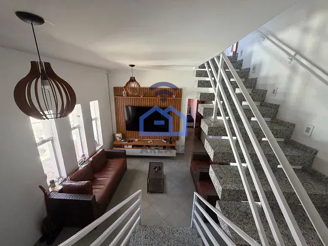 Sobrado com 402m² 5 quartos e 2 banheiros, à venda, no bairro Jardim Britânia em Caraguatatuba