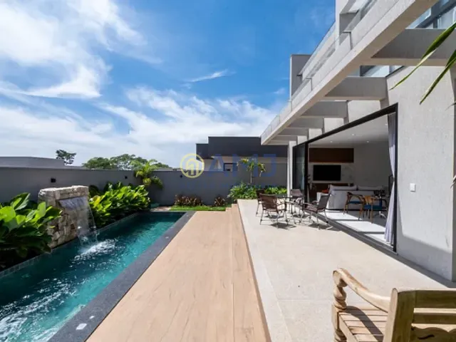 Sobrado 4 quartos e 5 banheiros, à venda, no bairro Jardins Nápoles em Senador Canedo