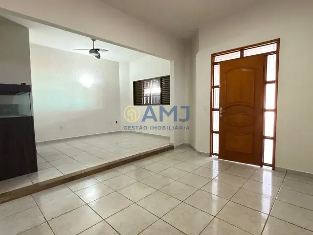 Sobrado com 350m² 6 quartos e 3 banheiros, à venda, no bairro Vila Lucy em Goiânia