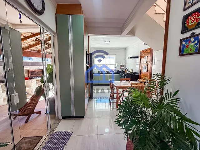 Sobrado 3 quartos e 4 banheiros, à venda, no bairro Praia das Palmeiras em Caraguatatuba