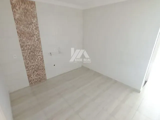 Sobrado 3 quartos e 2 banheiros, à venda, no bairro Neves em Ponta Grossa