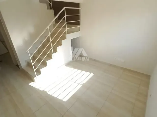 Sobrado 3 quartos e 2 banheiros, à venda, no bairro Neves em Ponta Grossa