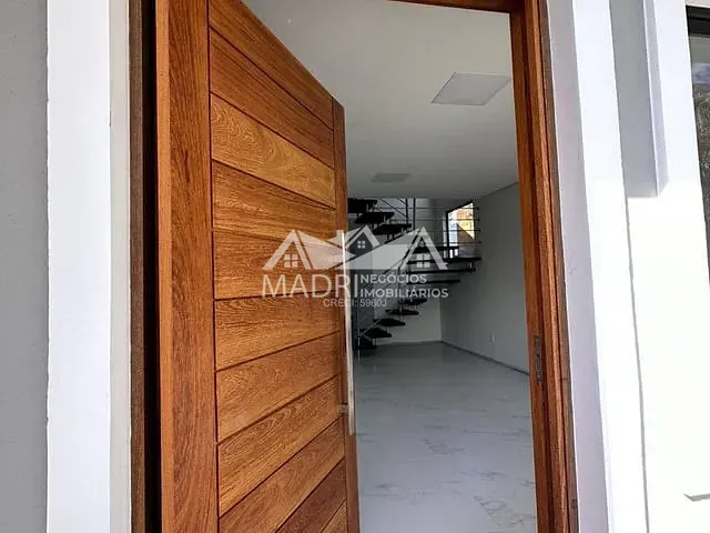 Sobrado 3 quartos e 2 banheiros, à venda, no bairro Aririú em Palhoça