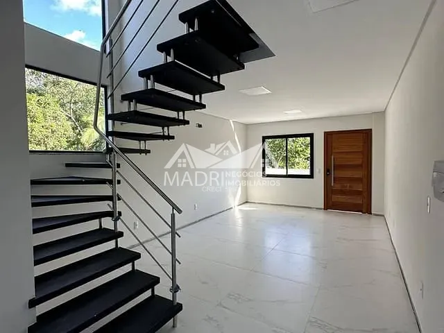 Sobrado 3 quartos e 2 banheiros, à venda, no bairro Aririú em Palhoça