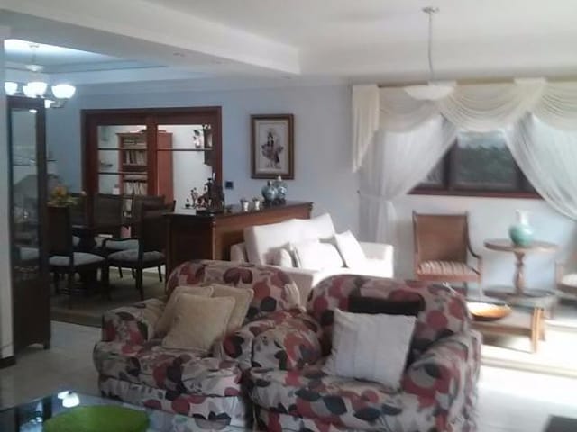 Foto do Sobrado - Sobrado à venda 3 Quartos, 1 Suite, 4 Vagas, 350M², Jardim das Colinas, São José dos Campos - SP | Condomínio Jardim Das Colinas | RUSSI IMÓVEIS