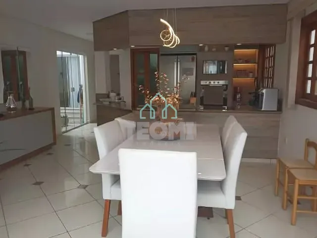Sobrado com 250m² 5 quartos e 3 banheiros, à venda, no bairro Residencial Vila Velha em Taubaté