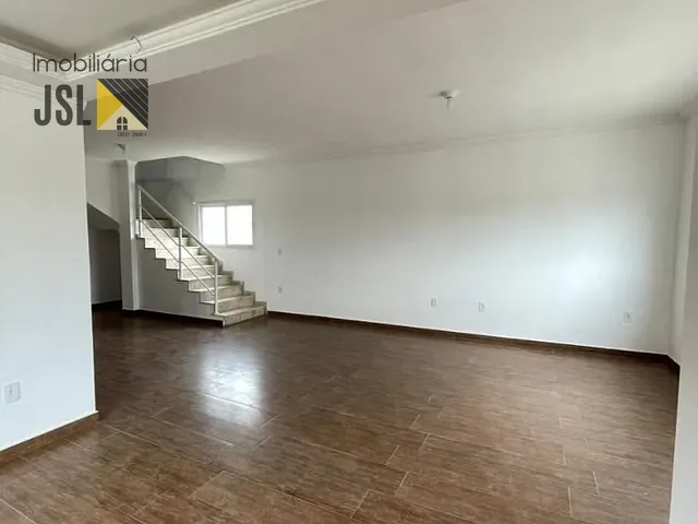 Sobrado com 175m² 4 quartos e 3 banheiros, à venda, no bairro Parque Residencial Santo André em Caçapava