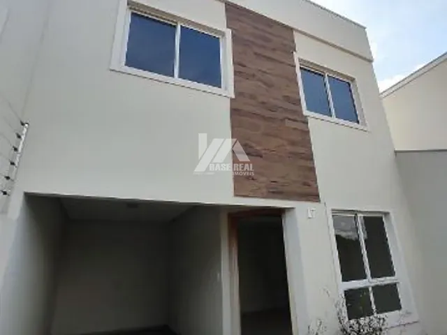 Sobrado 3 quartos e 2 banheiros, à venda, no bairro Uvaranas em Ponta Grossa