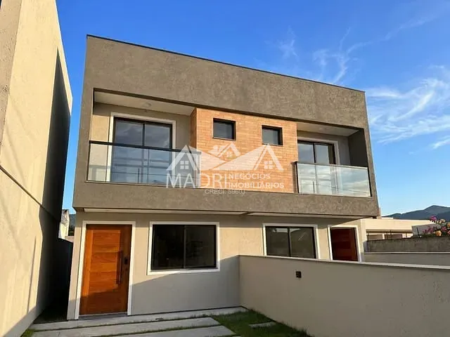 Sobrado 2 quartos e 3 banheiros, à venda, no bairro São Sebastião em Palhoça