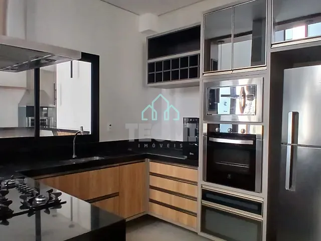 Sobrado com 300m² 3 quartos e 2 banheiros, à venda ou para alugar, no bairro Parque São Cristóvão em Taubaté