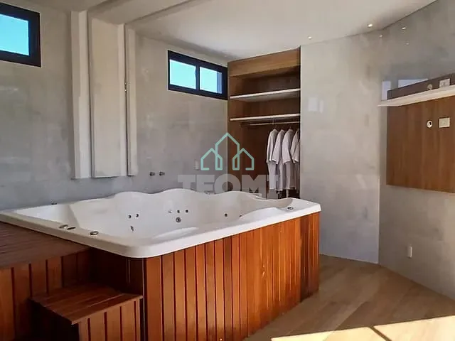 Sobrado com 300m² 3 quartos e 2 banheiros, à venda ou para alugar, no bairro Parque São Cristóvão em Taubaté