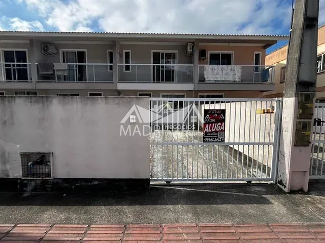 Sobrado 2 quartos e 2 banheiros, para alugar, no bairro São Sebastião em Palhoça