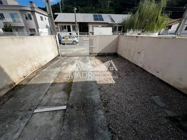 Sobrado 2 quartos e 2 banheiros, para alugar, no bairro São Sebastião em Palhoça