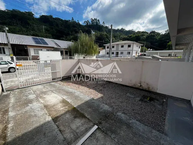 Sobrado 2 quartos e 2 banheiros, para alugar, no bairro São Sebastião em Palhoça