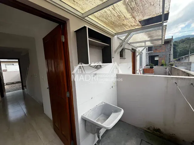 Sobrado 2 quartos e 2 banheiros, para alugar, no bairro São Sebastião em Palhoça
