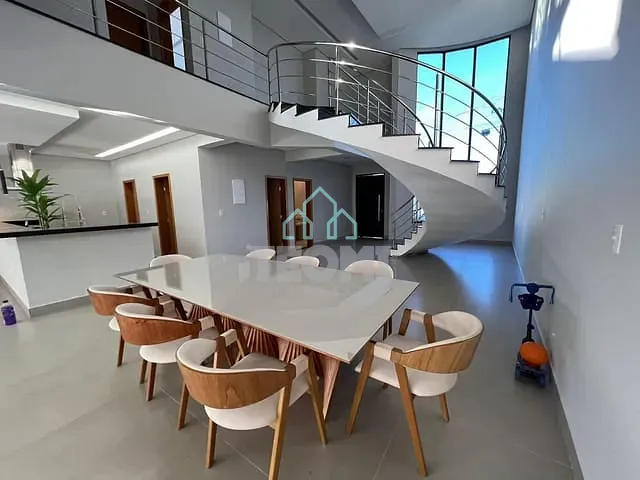 Sobrado com 360m² 5 quartos e 2 banheiros, à venda ou para alugar, no bairro Parque São Cristóvão em Taubaté