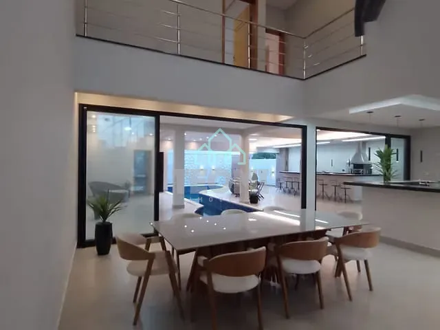 Sobrado com 360m² 5 quartos e 2 banheiros, à venda ou para alugar, no bairro Parque São Cristóvão em Taubaté