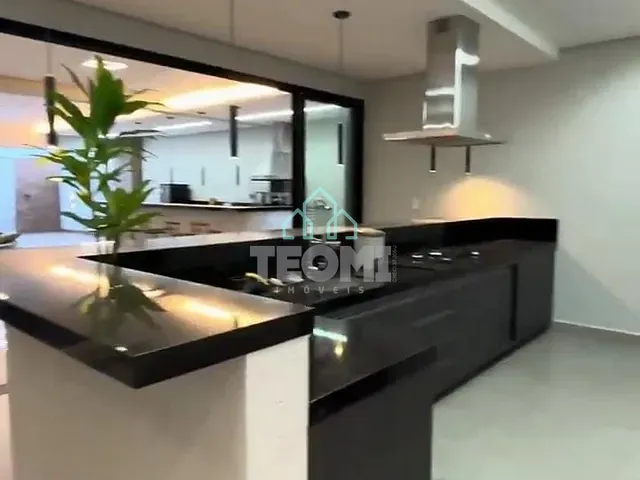 Sobrado com 360m² 5 quartos e 2 banheiros, à venda ou para alugar, no bairro Parque São Cristóvão em Taubaté
