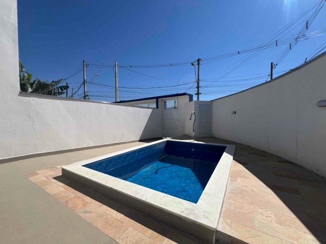 Foto do Sobrado - Sobrado à Venda, 3 dormitórios, 1 suíte, 2 vagas, 120m², Golfinhos, Caraguatatuba, SP | Necta Serviços Imobiliários Ltda