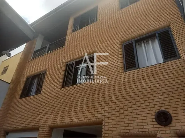 Sobrado com 242m² 4 quartos e 2 banheiros, à venda ou para alugar, no bairro Vila Jaboticabeira em Taubaté