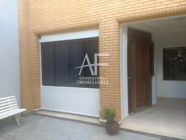 Sobrado com 242m² 4 quartos e 2 banheiros, à venda ou para alugar, no bairro Vila Jaboticabeira em Taubaté