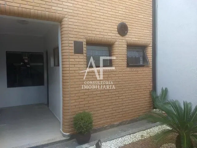 Sobrado com 242m² 4 quartos e 2 banheiros, à venda ou para alugar, no bairro Vila Jaboticabeira em Taubaté